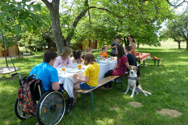 TeilnehmerInnen des Projekts P.I.L.O.T. beim gemeinsamen Essen im Grünen (Bild: P.I.L.O.T.)