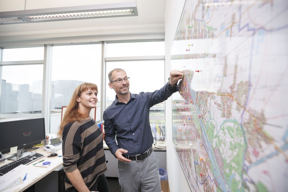 Armin Hanschitz, Leiter der Wohnplattform, mit Mitarbeiterin vor Wienkarte (Bild: FSW ) Armin Hanschitz, Leiter der Wohnplattform, mit Mitarbeiterin vor Wienkarte (Bild: FSW )