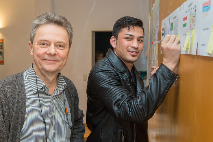 Pensionist mit jungem Mann beim Deutschlernen (Bild: FSW)